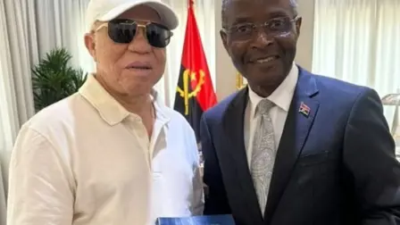 Salif Keïta visita a Fundação Bornito de Sousa